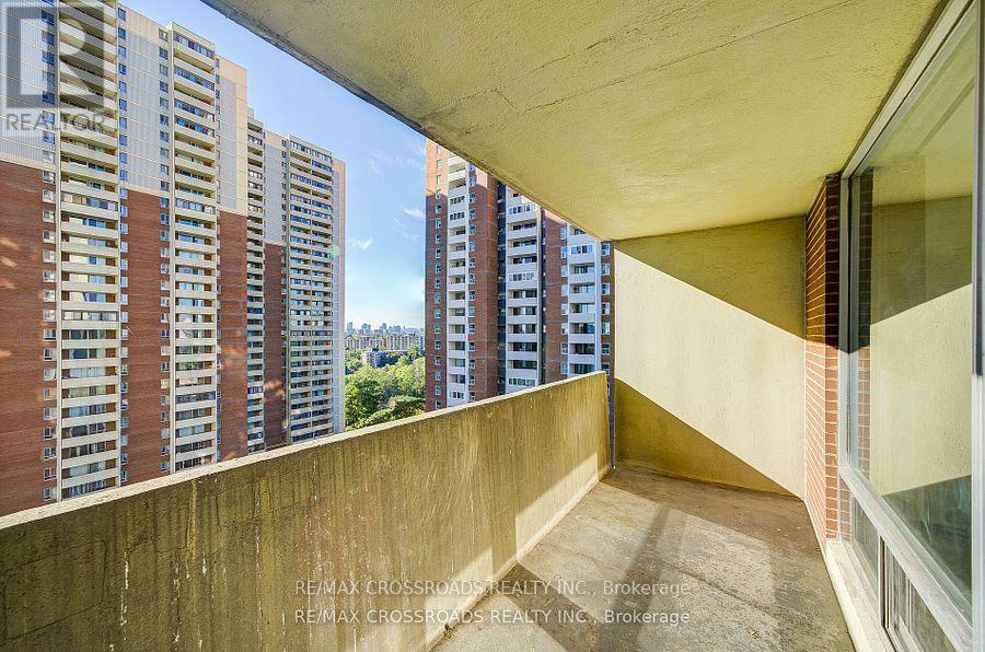 1202 - 5 Massey Square, Toronto (crescent Town), Ontario