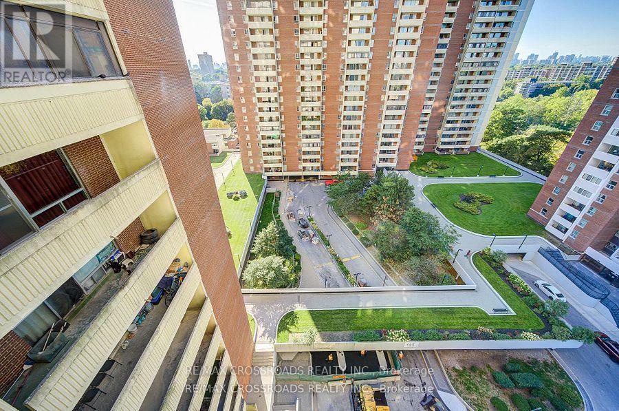 1202 - 5 Massey Square, Toronto (crescent Town), Ontario