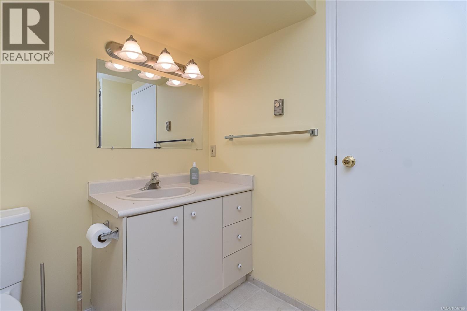 5182 Santa Clara Ave, Saanich, British Columbia