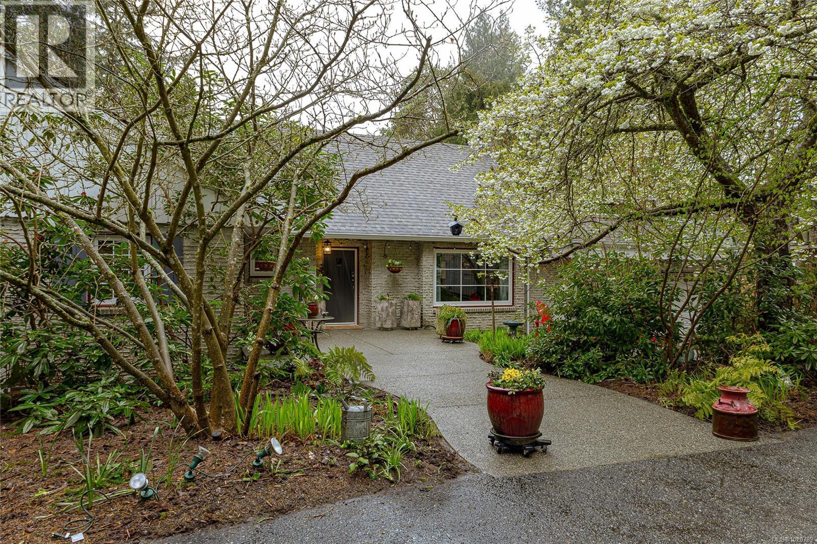 5182 Santa Clara Ave, Saanich, British Columbia