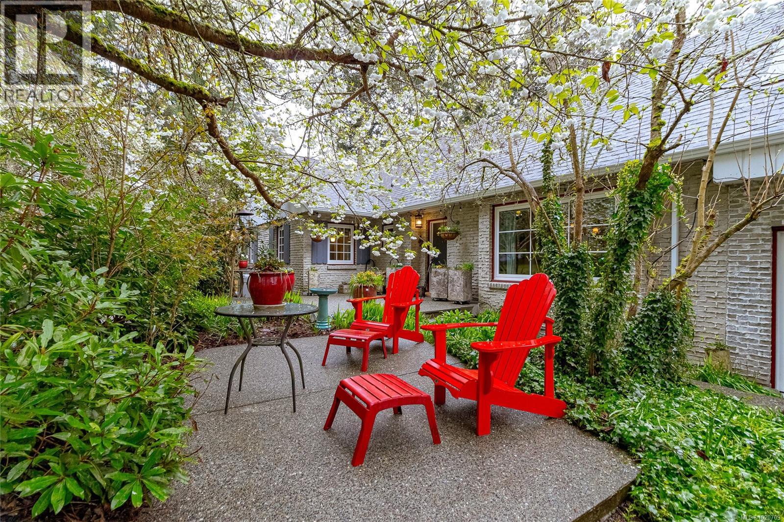 5182 Santa Clara Ave, Saanich, British Columbia