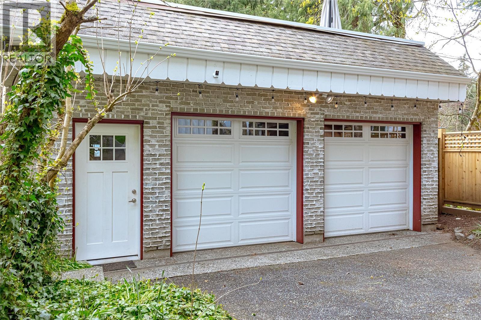 5182 Santa Clara Ave, Saanich, British Columbia