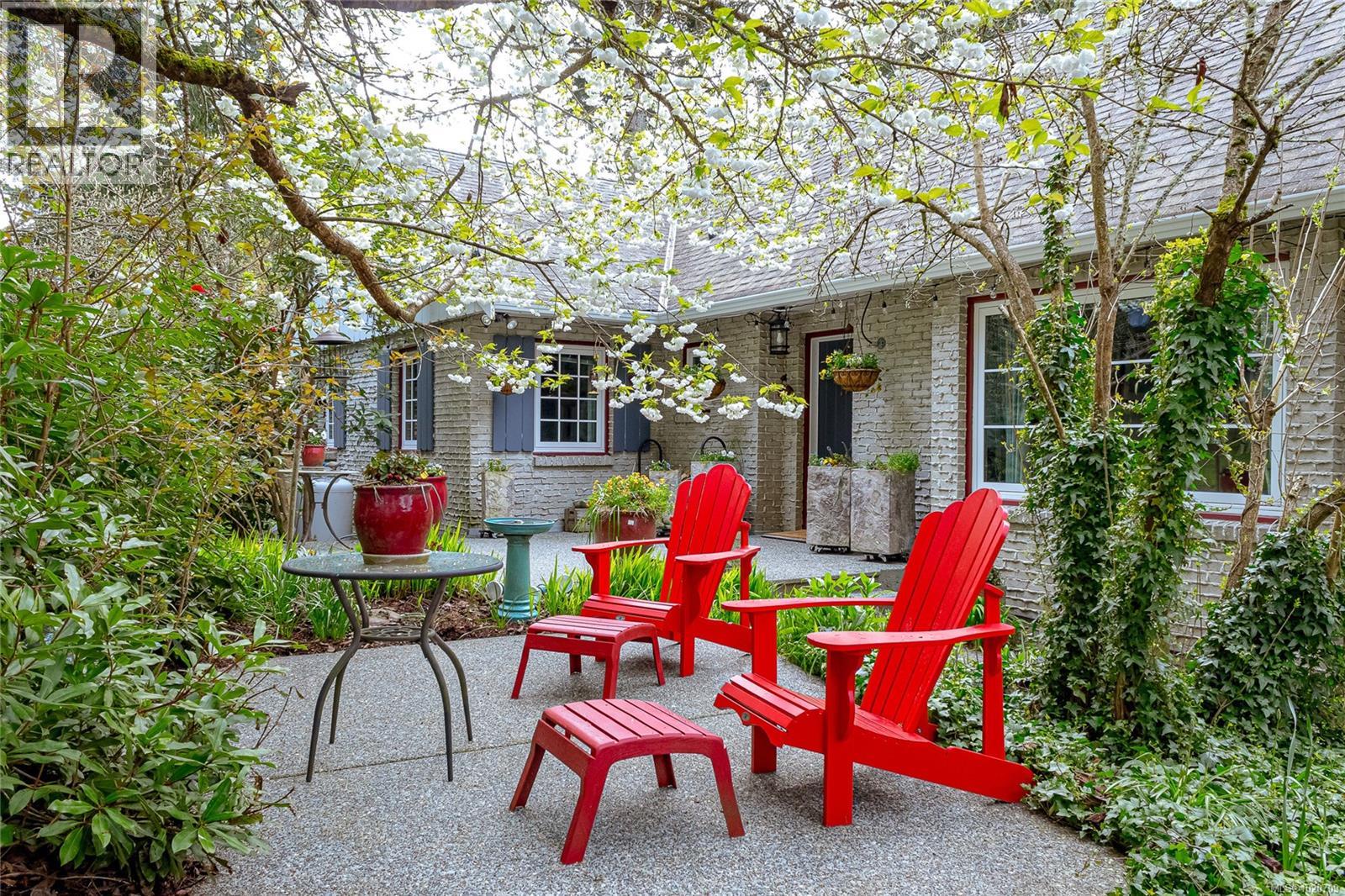 5182 Santa Clara Ave, Saanich, British Columbia