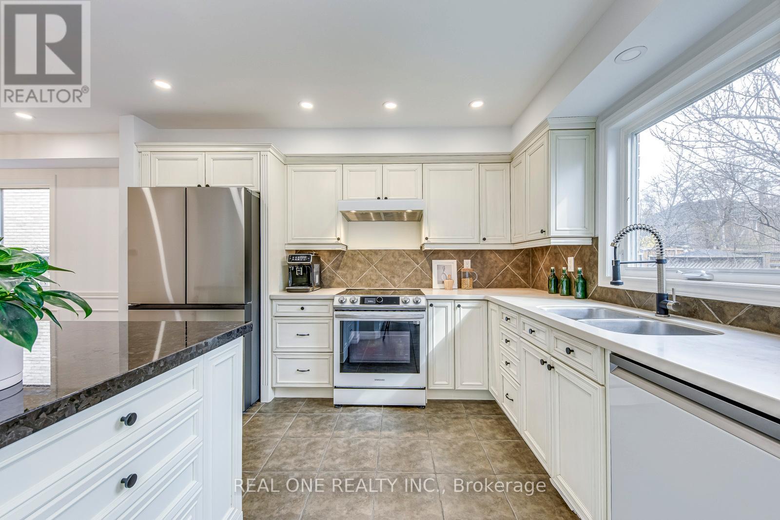 2075 Banbury Crescent, Oakville (ro River Oaks), Ontario