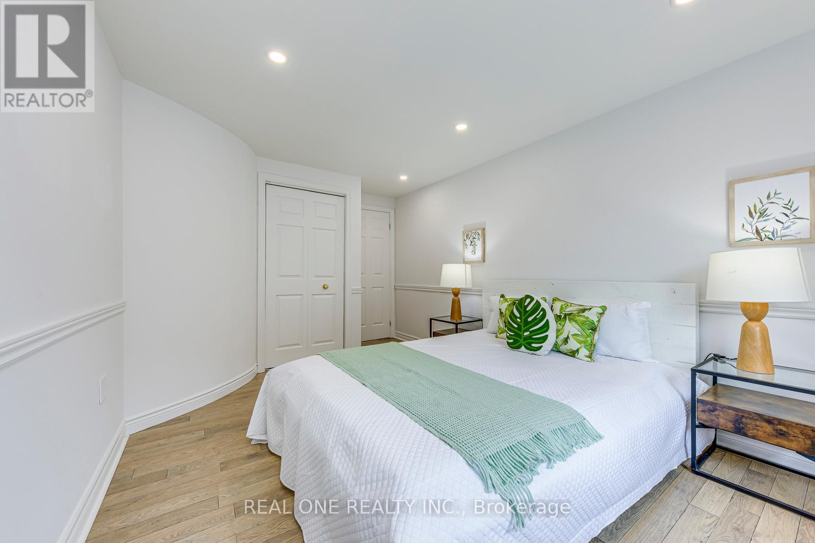 2075 Banbury Crescent, Oakville (ro River Oaks), Ontario