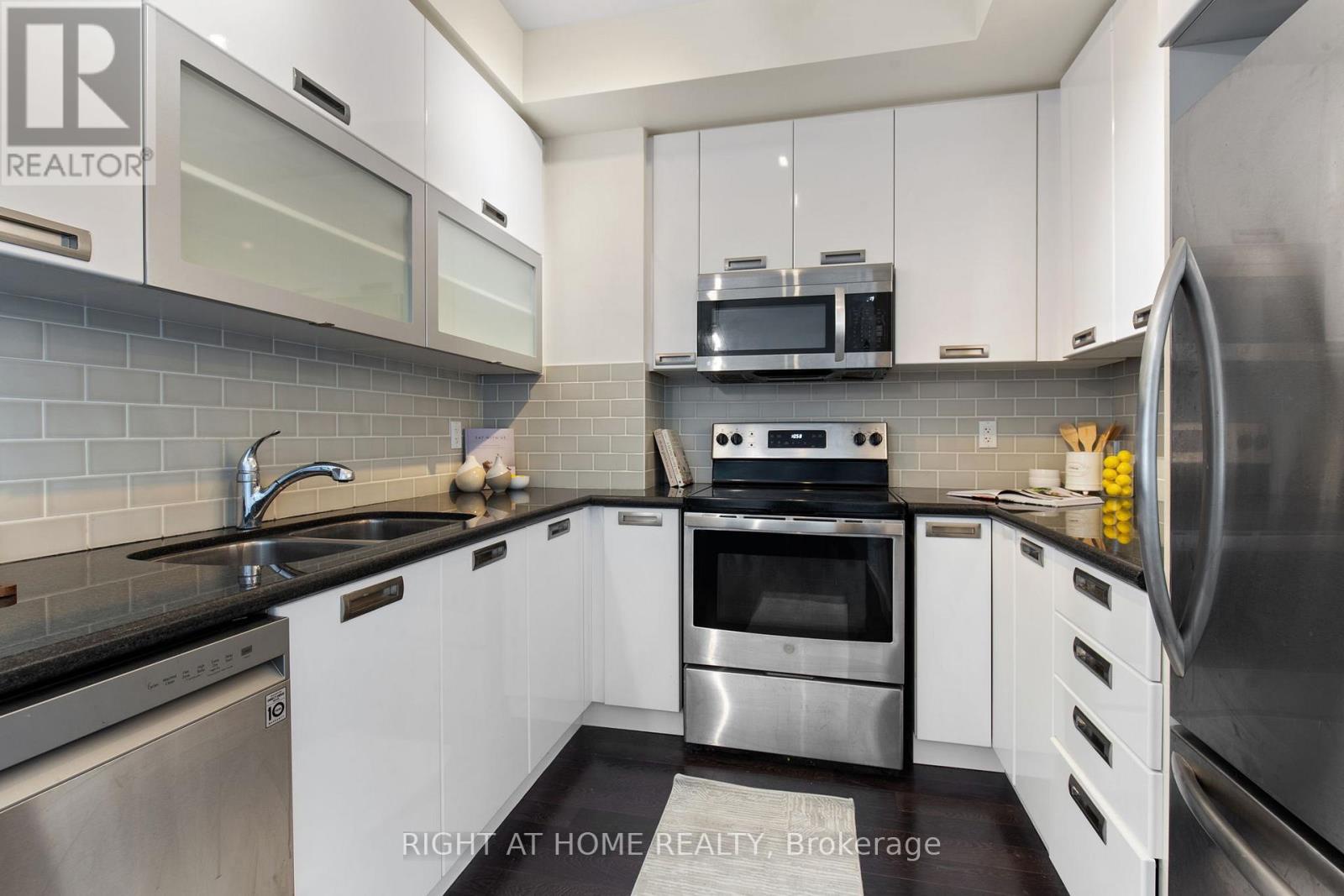 732 - 90 Stadium Road, Toronto (niagara), Ontario