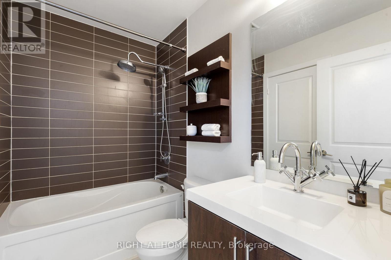 732 - 90 Stadium Road, Toronto (niagara), Ontario