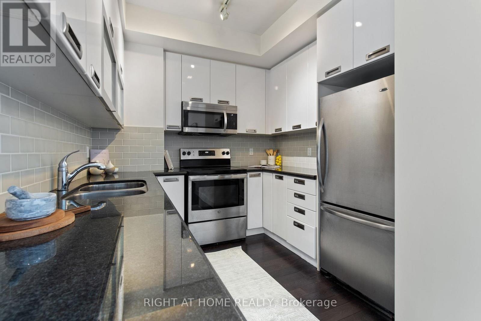 732 - 90 Stadium Road, Toronto (niagara), Ontario