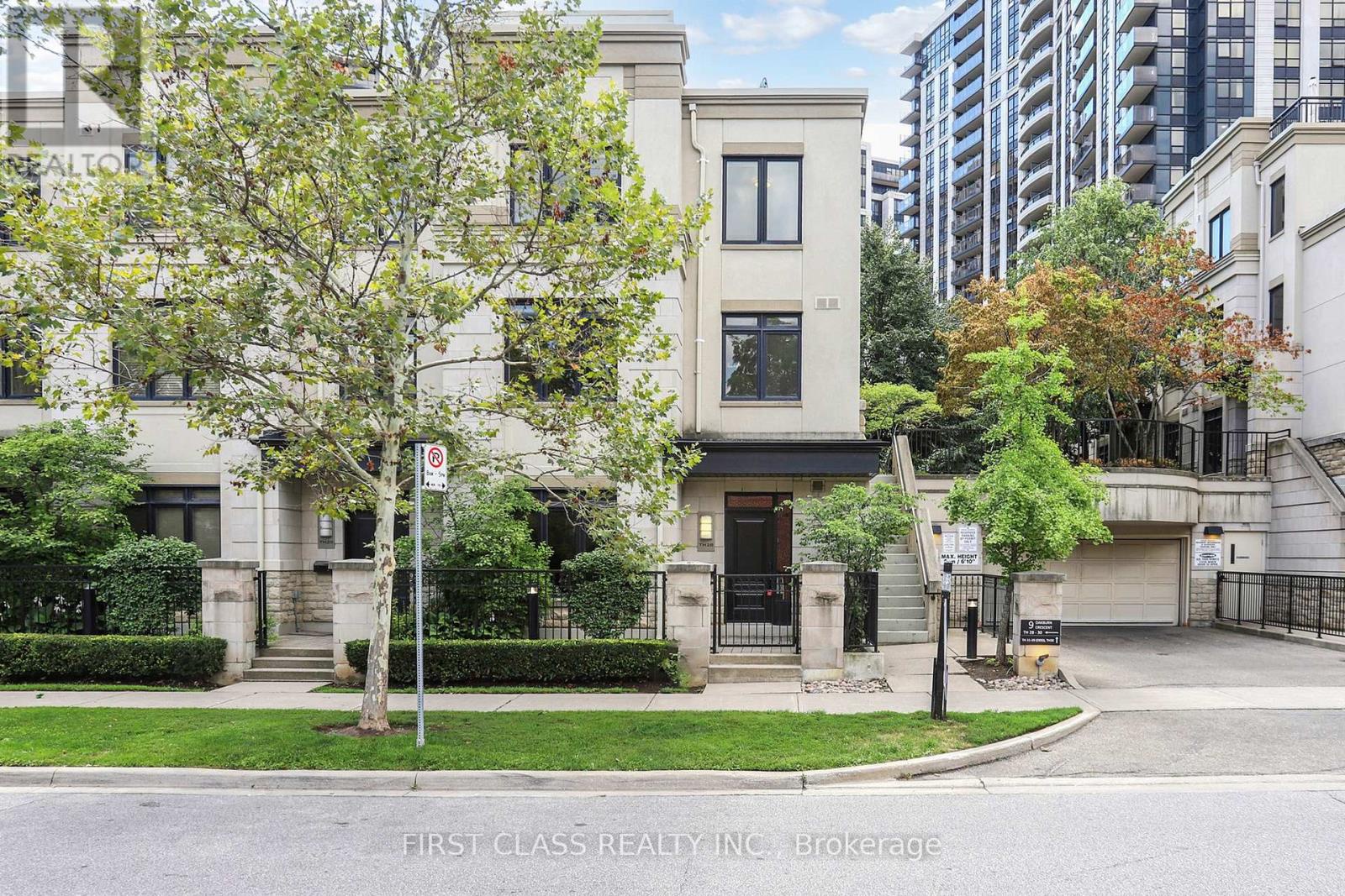 Th 28 - 9 Oakburn Crescent, Toronto (willowdale East), Ontario