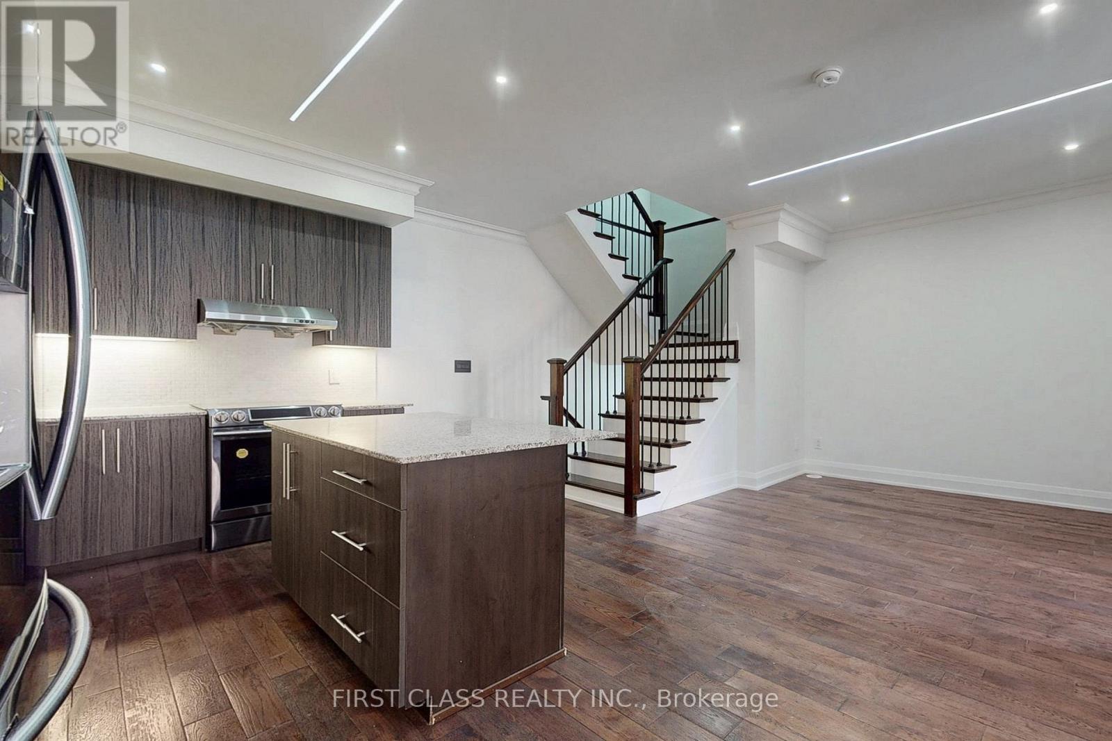 Th 28 - 9 Oakburn Crescent, Toronto (willowdale East), Ontario