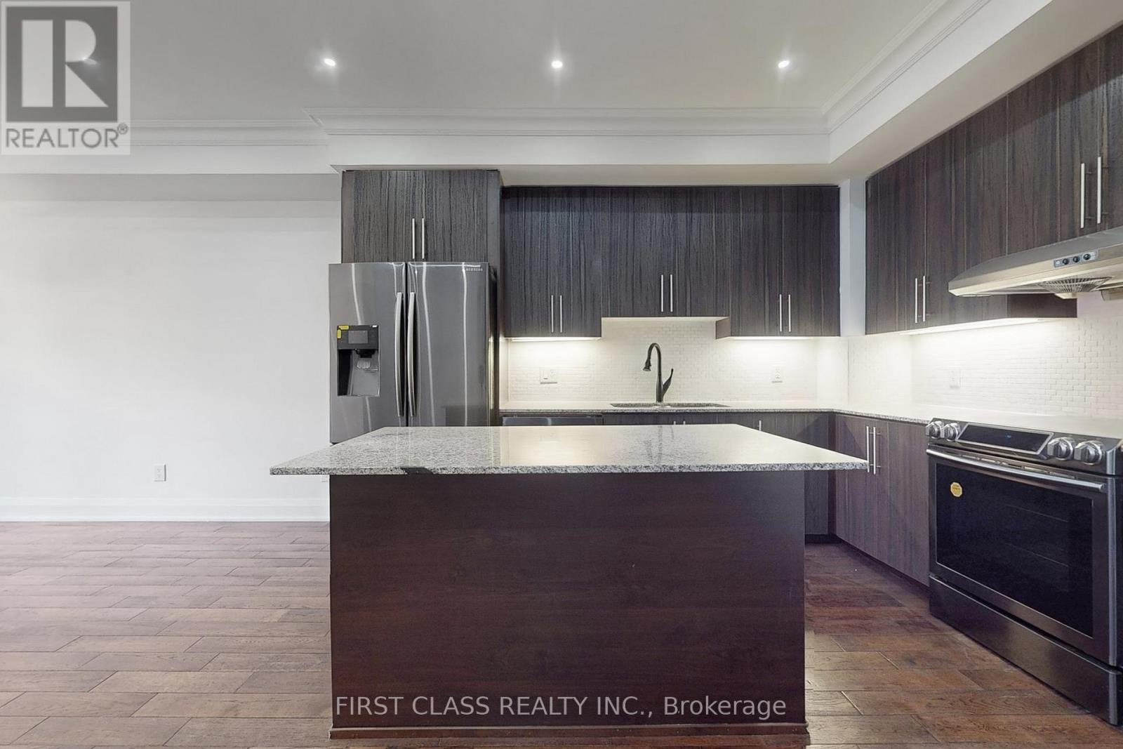 Th 28 - 9 Oakburn Crescent, Toronto (willowdale East), Ontario