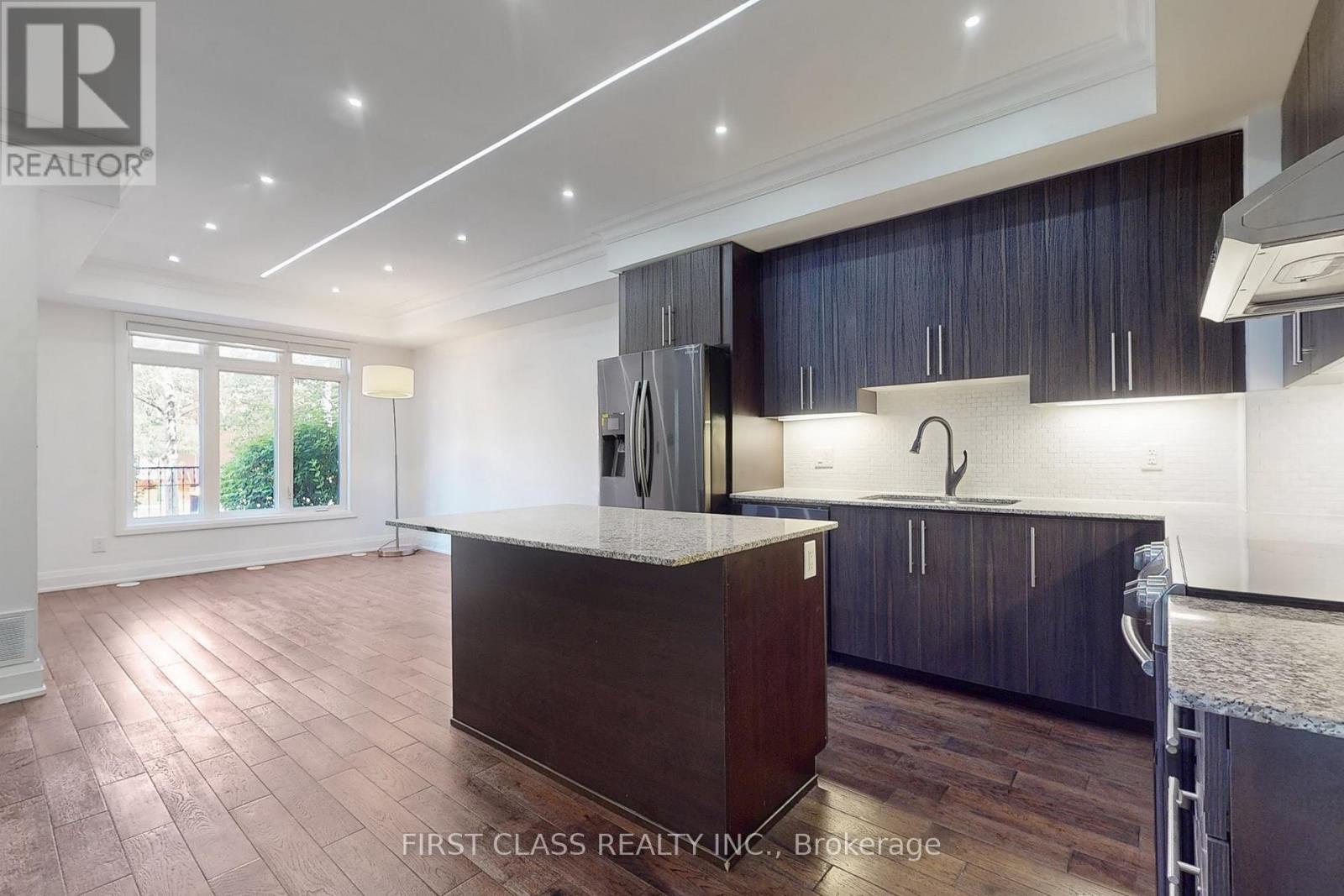 Th 28 - 9 Oakburn Crescent, Toronto (willowdale East), Ontario