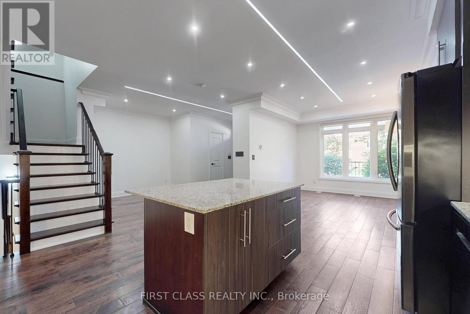 Th 28 - 9 Oakburn Crescent, Toronto (willowdale East), Ontario