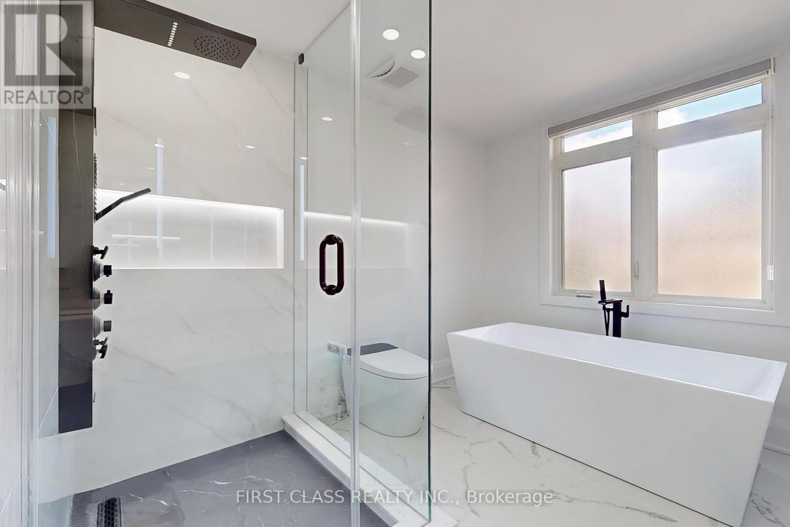 Th 28 - 9 Oakburn Crescent, Toronto (willowdale East), Ontario