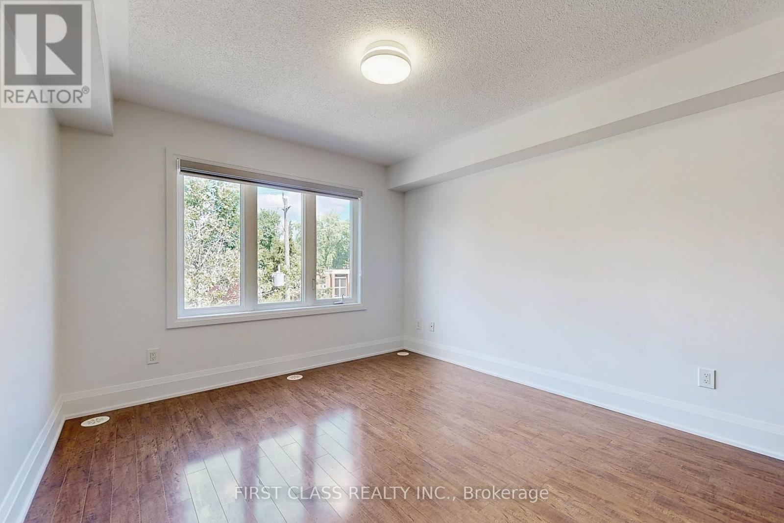 Th 28 - 9 Oakburn Crescent, Toronto (willowdale East), Ontario