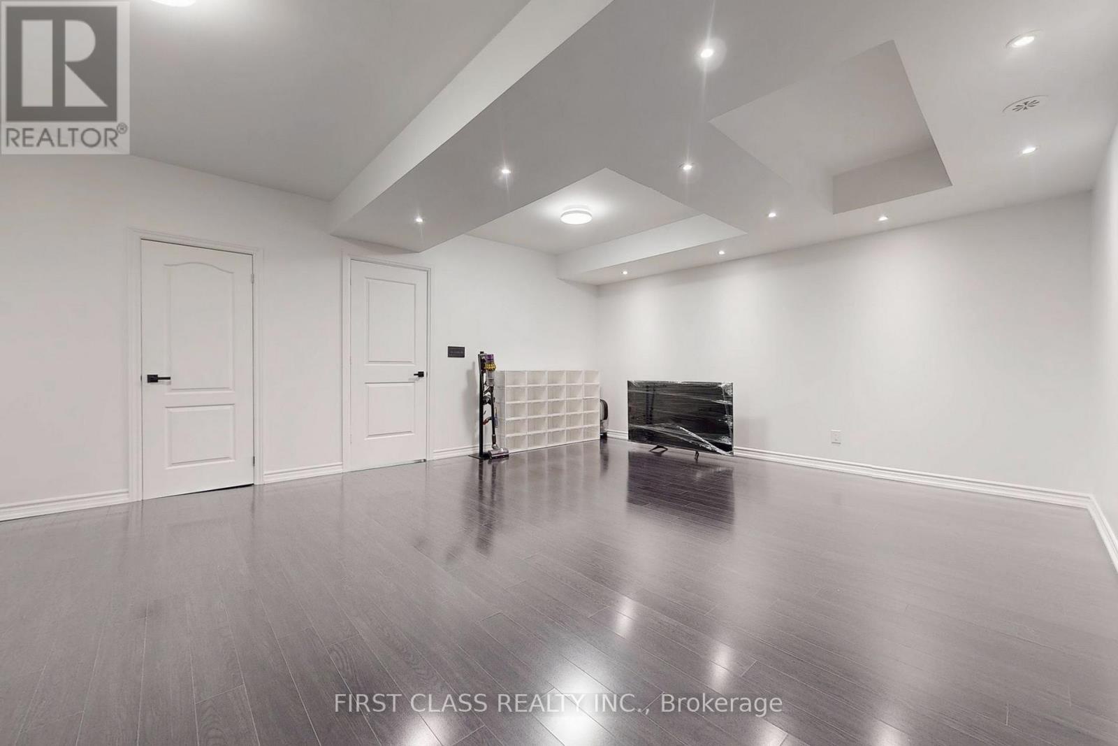 Th 28 - 9 Oakburn Crescent, Toronto (willowdale East), Ontario