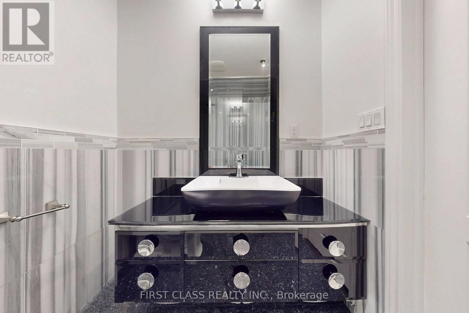 Th 28 - 9 Oakburn Crescent, Toronto (willowdale East), Ontario