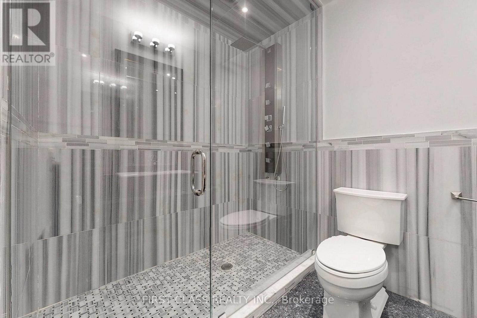 Th 28 - 9 Oakburn Crescent, Toronto (willowdale East), Ontario