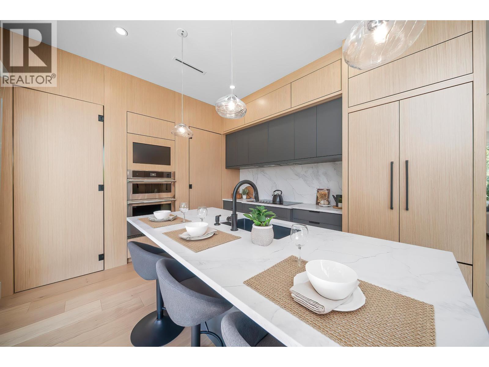 827 Chestnut Street, New Westminster, British Columbia