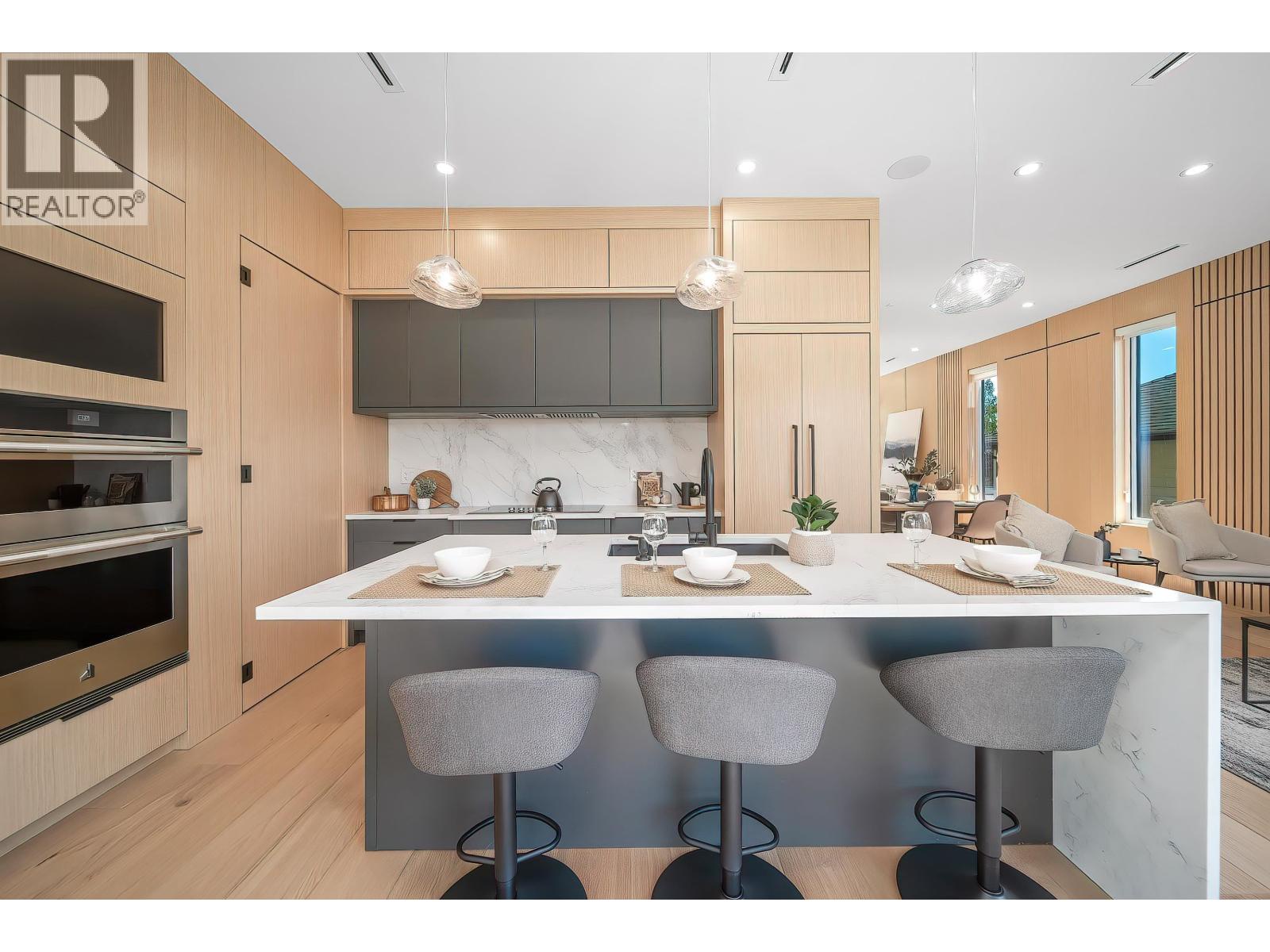 827 Chestnut Street, New Westminster, British Columbia