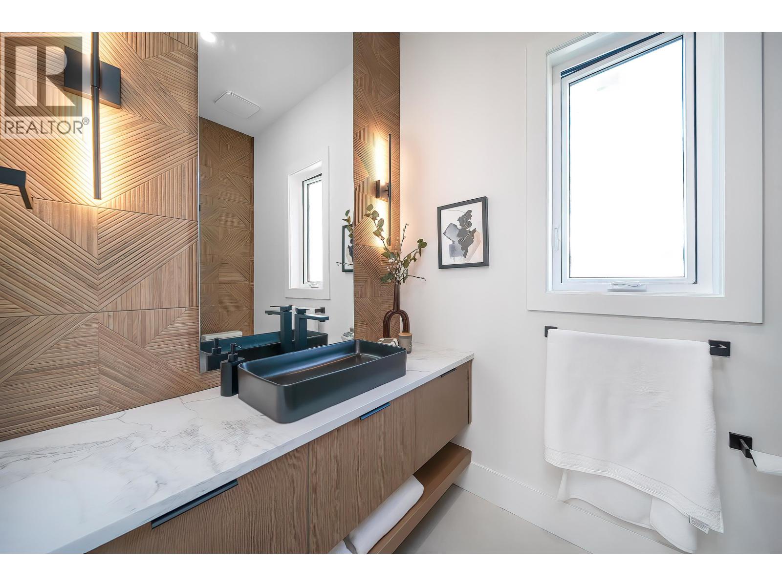 827 Chestnut Street, New Westminster, British Columbia