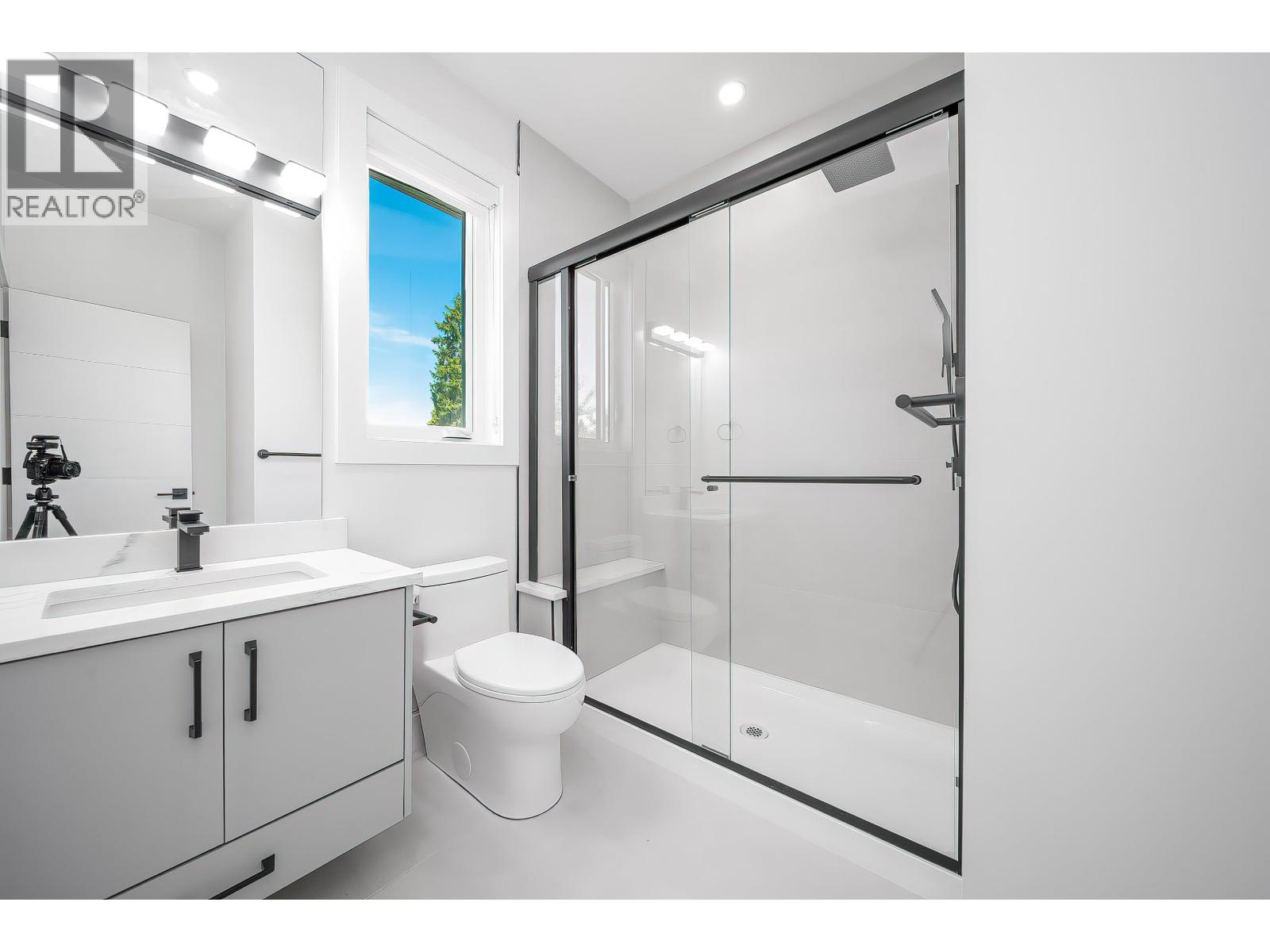 827 Chestnut Street, New Westminster, British Columbia