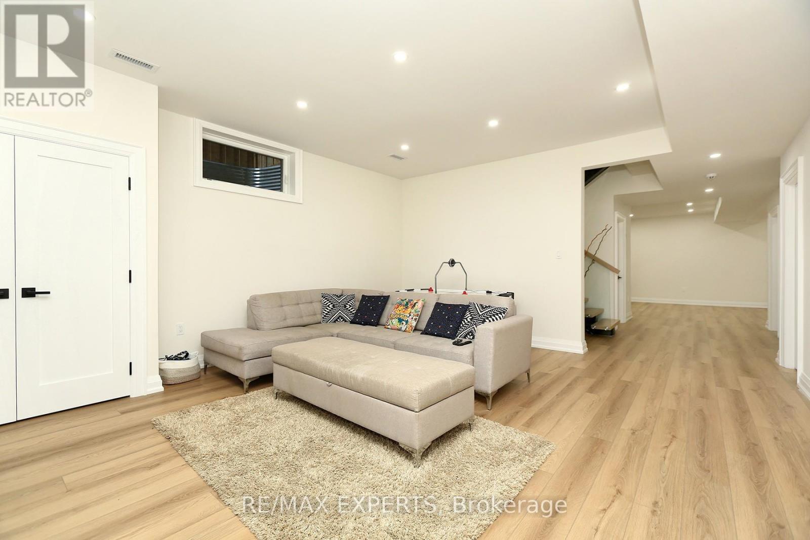 31 Fulham Drive, Toronto (alderwood), Ontario