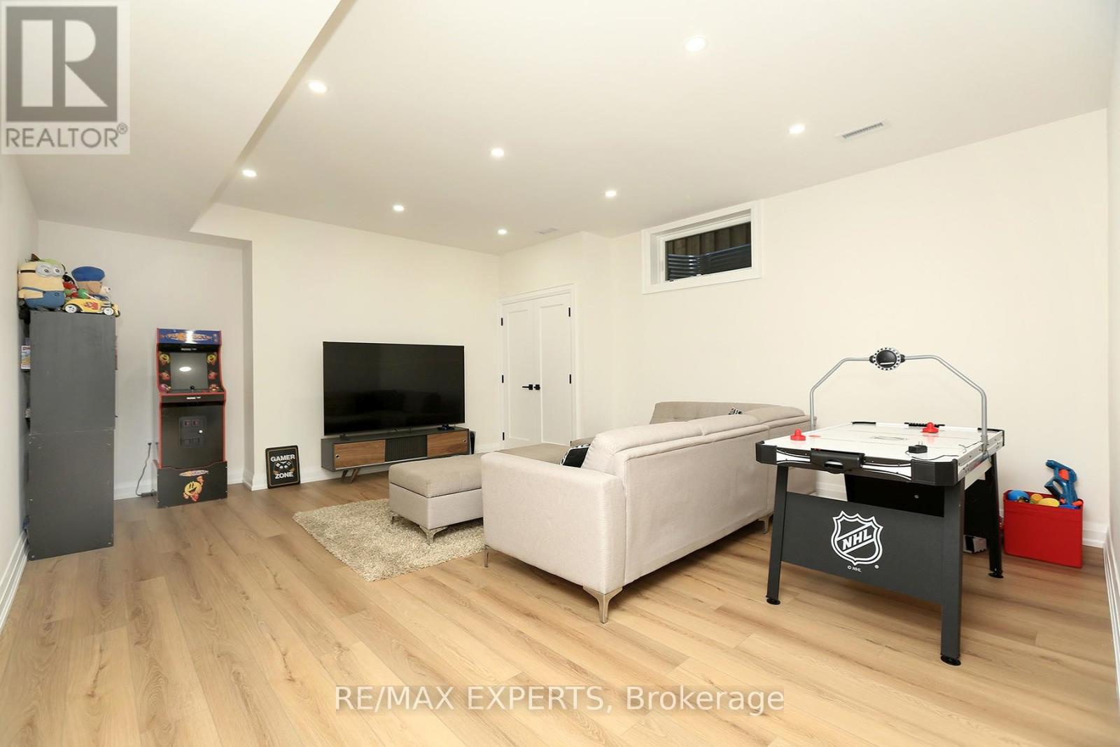 31 Fulham Drive, Toronto (alderwood), Ontario