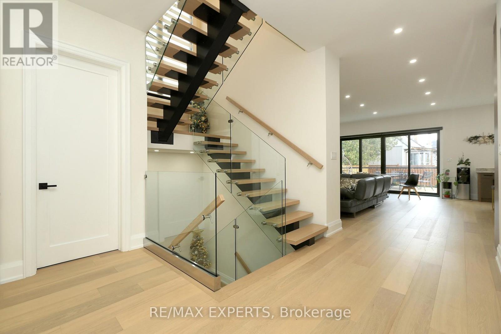 31 Fulham Drive, Toronto (alderwood), Ontario