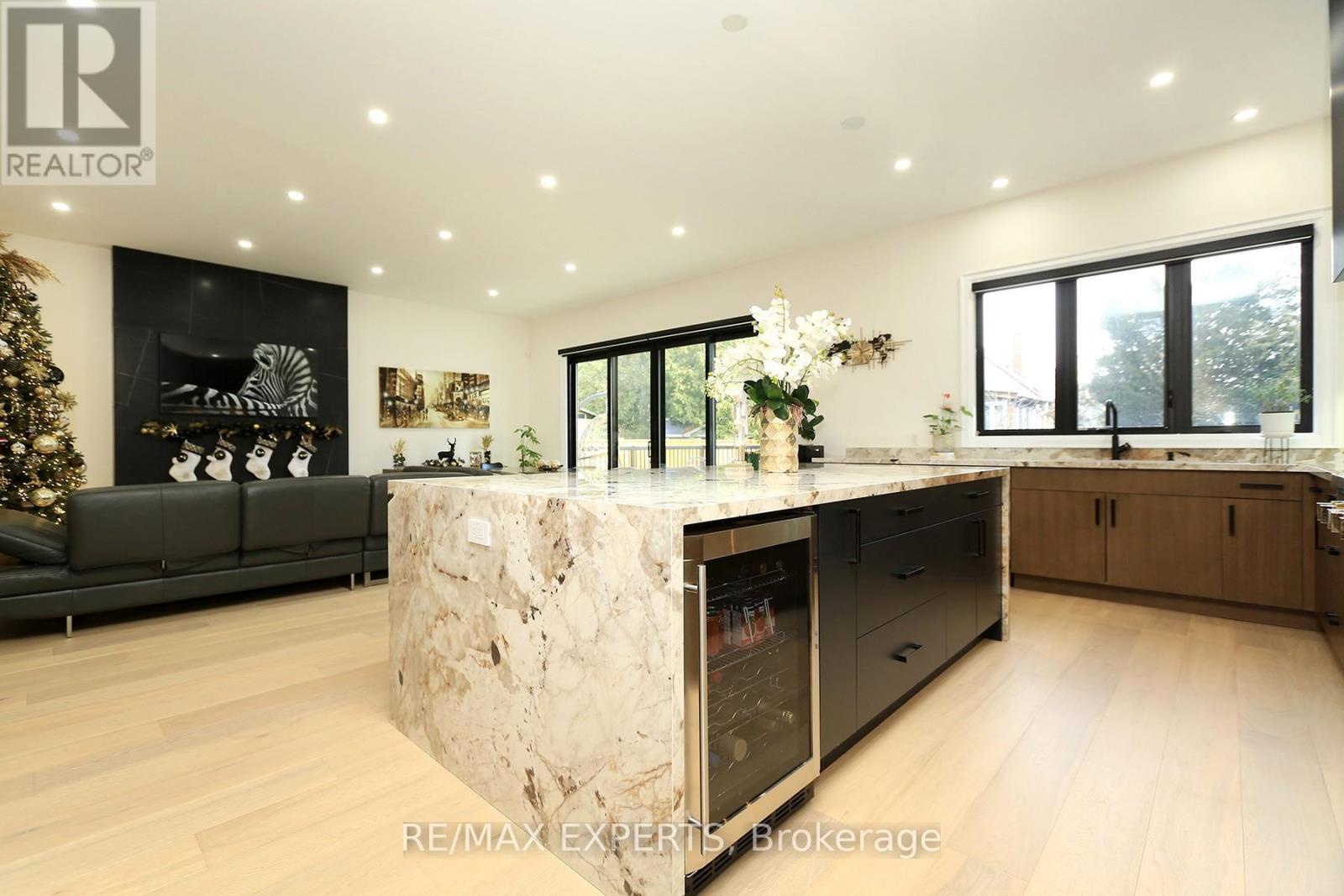 31 Fulham Drive, Toronto (alderwood), Ontario