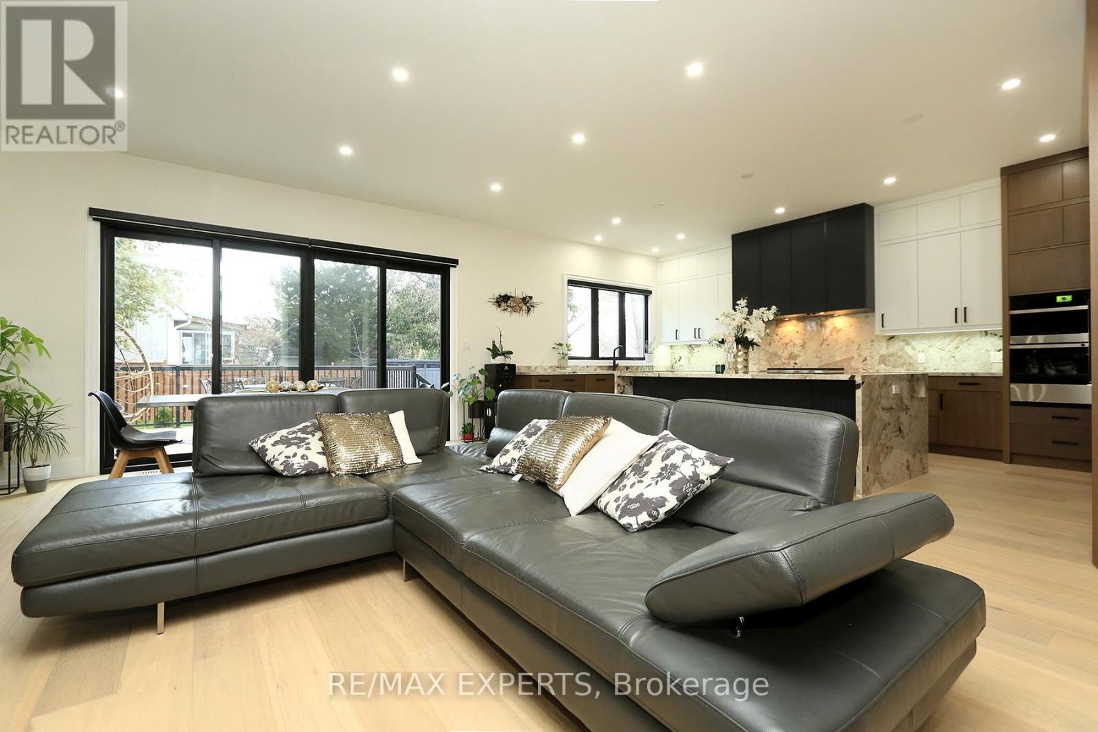 31 Fulham Drive, Toronto (alderwood), Ontario