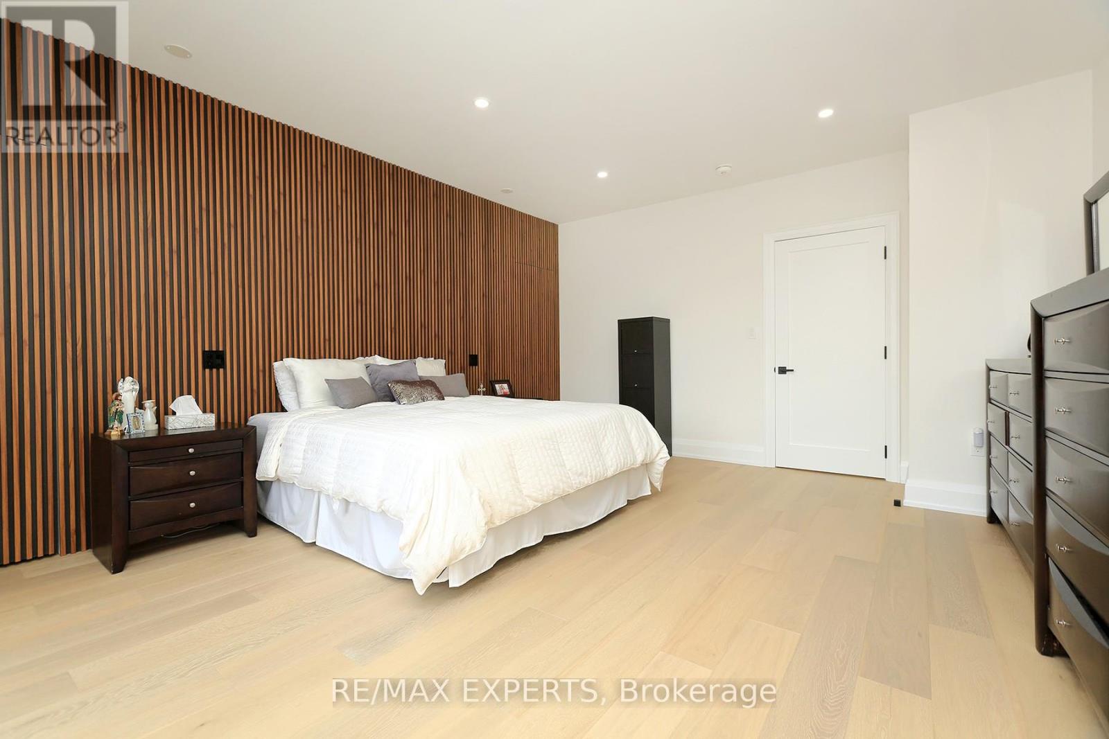 31 Fulham Drive, Toronto (alderwood), Ontario