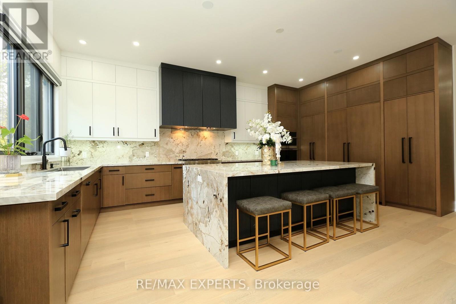 31 Fulham Drive, Toronto (alderwood), Ontario