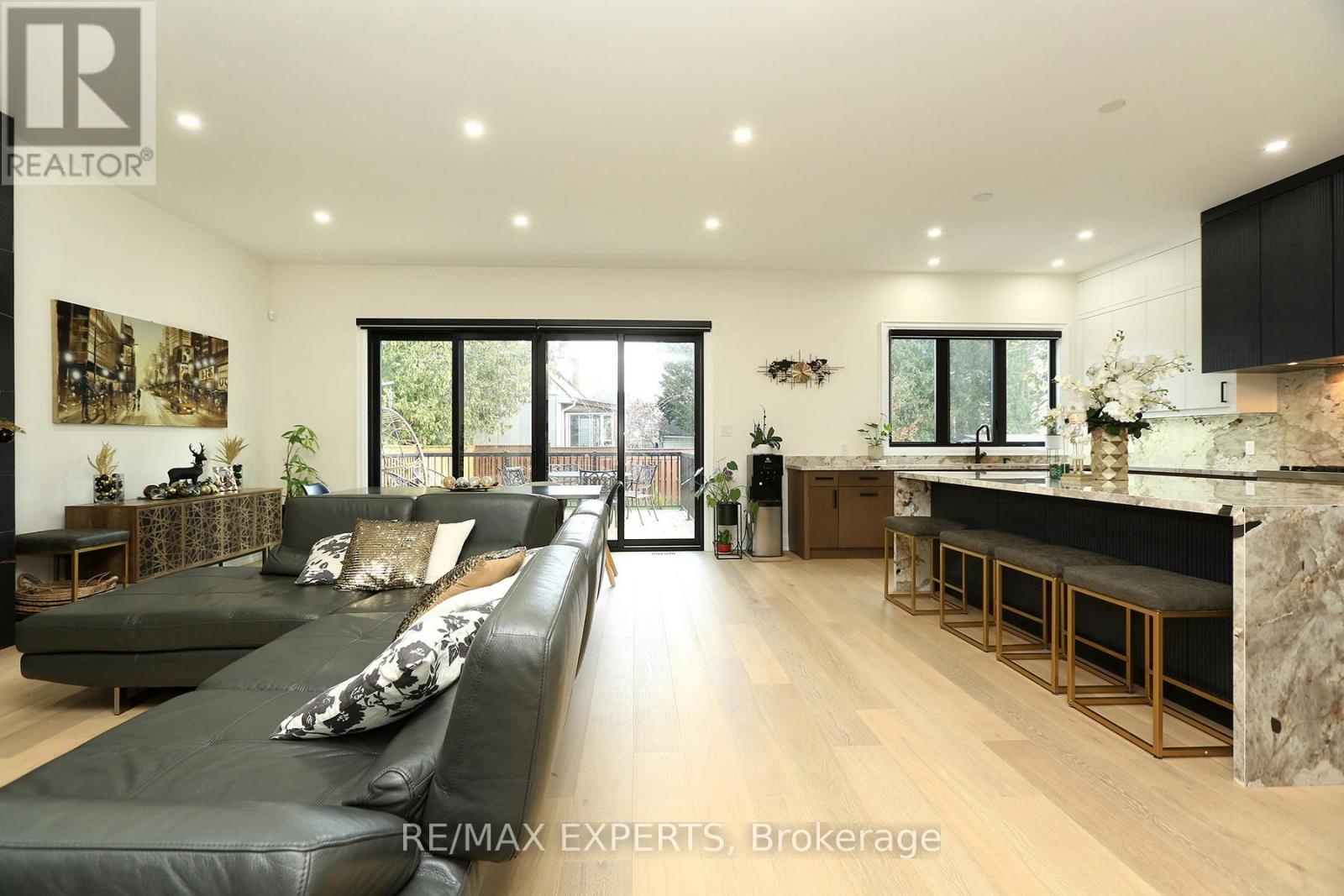 31 Fulham Drive, Toronto (alderwood), Ontario