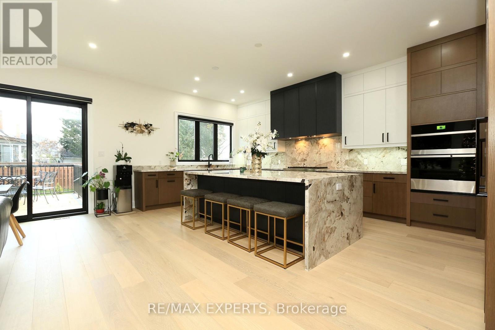 31 Fulham Drive, Toronto (alderwood), Ontario