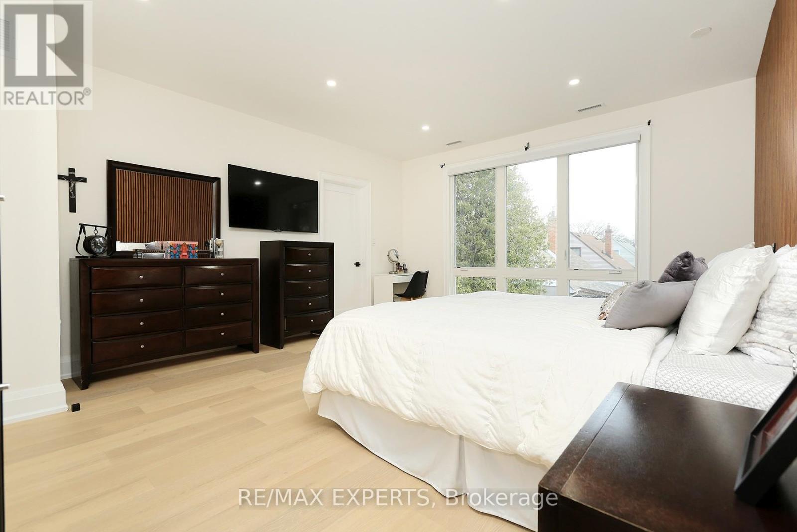 31 Fulham Drive, Toronto (alderwood), Ontario