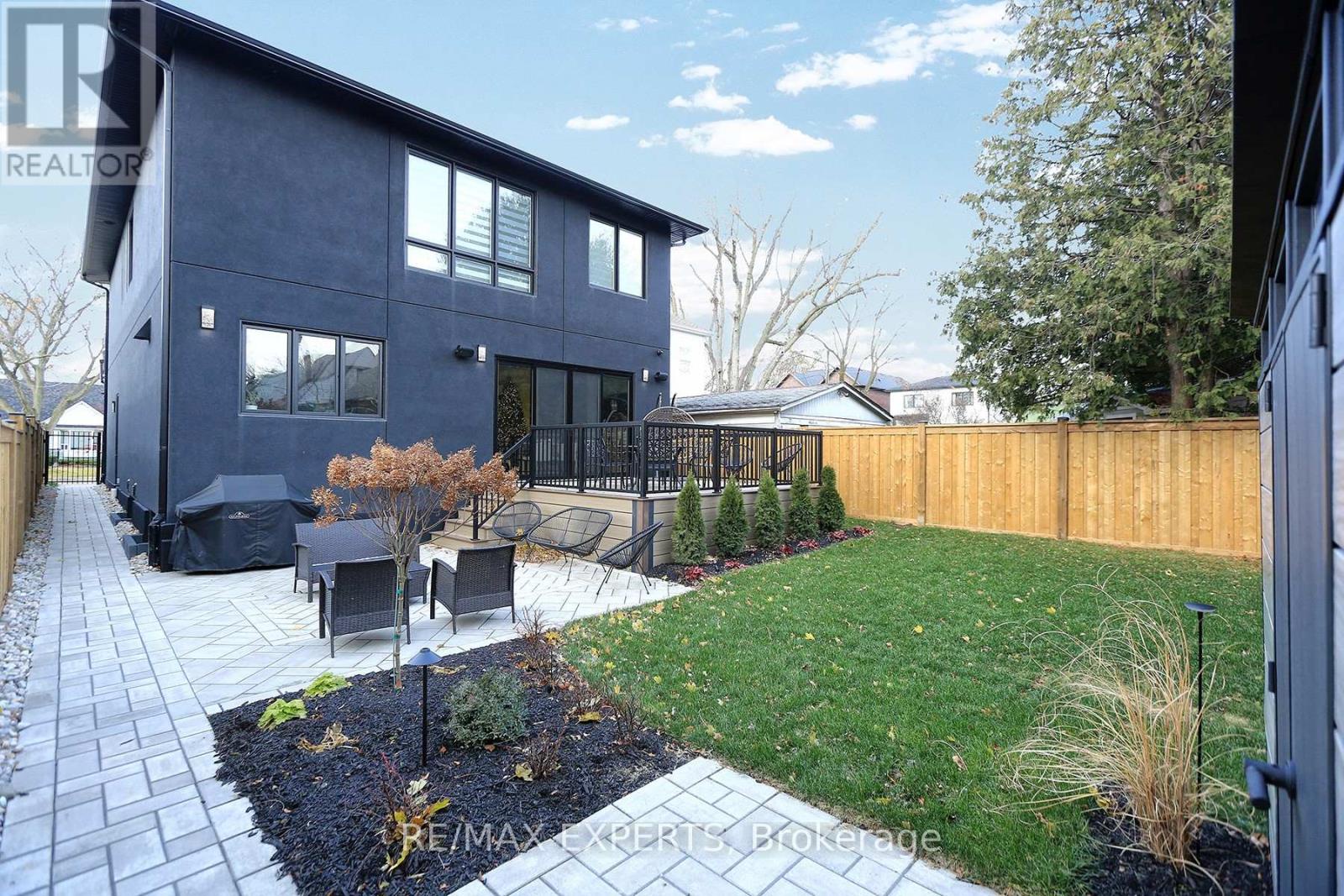 31 Fulham Drive, Toronto (alderwood), Ontario