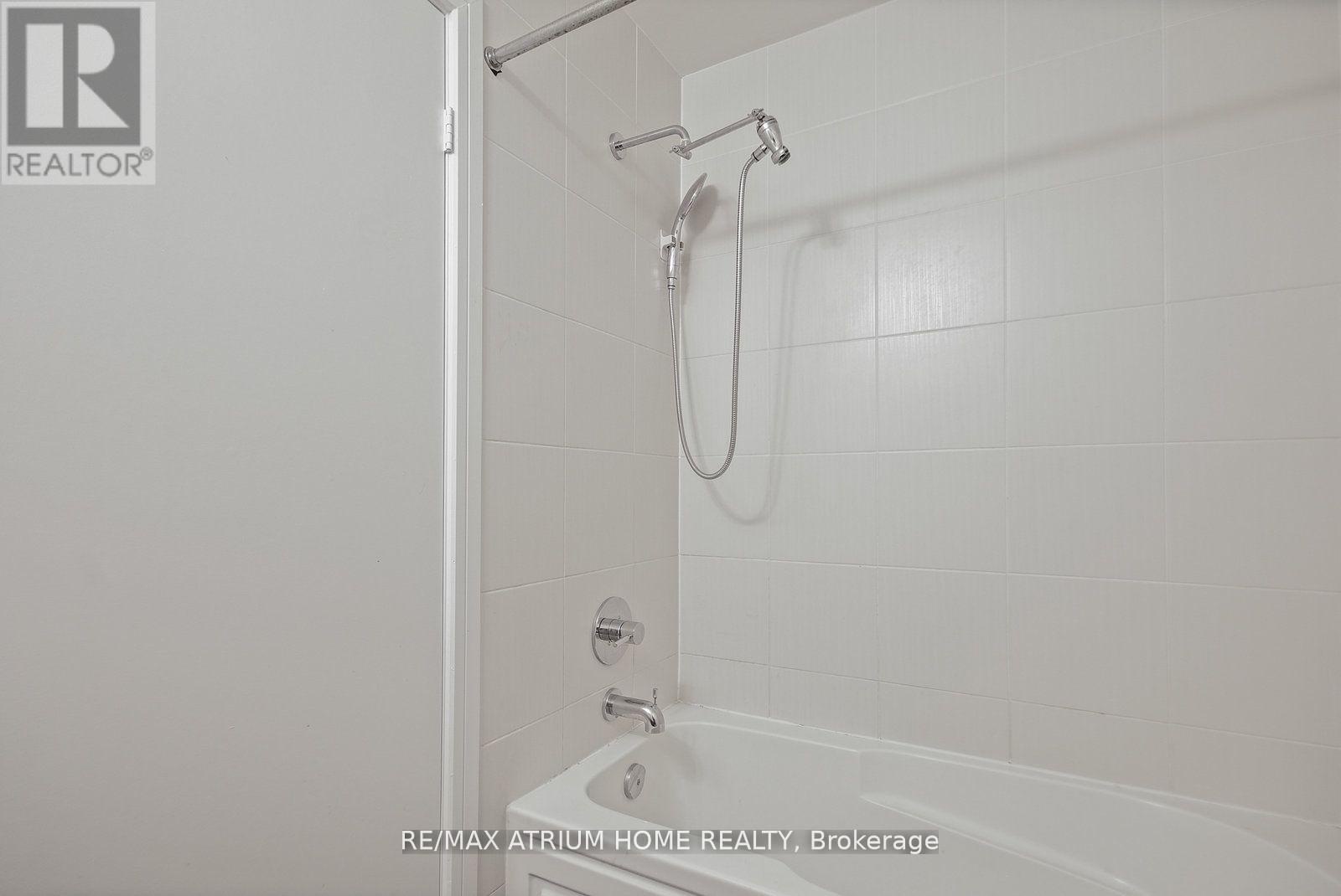 Ph09 - 35 Brian Peck Crescent, Toronto (thorncliffe Park), Ontario