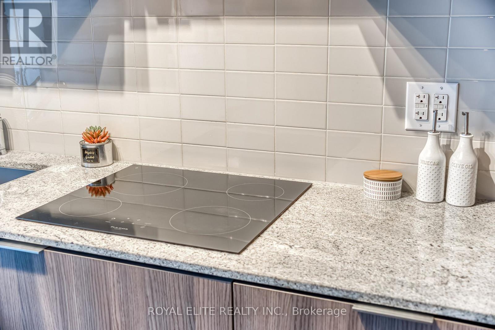 612 - 11 Wellesley Street W, Toronto (bay Street Corridor), Ontario