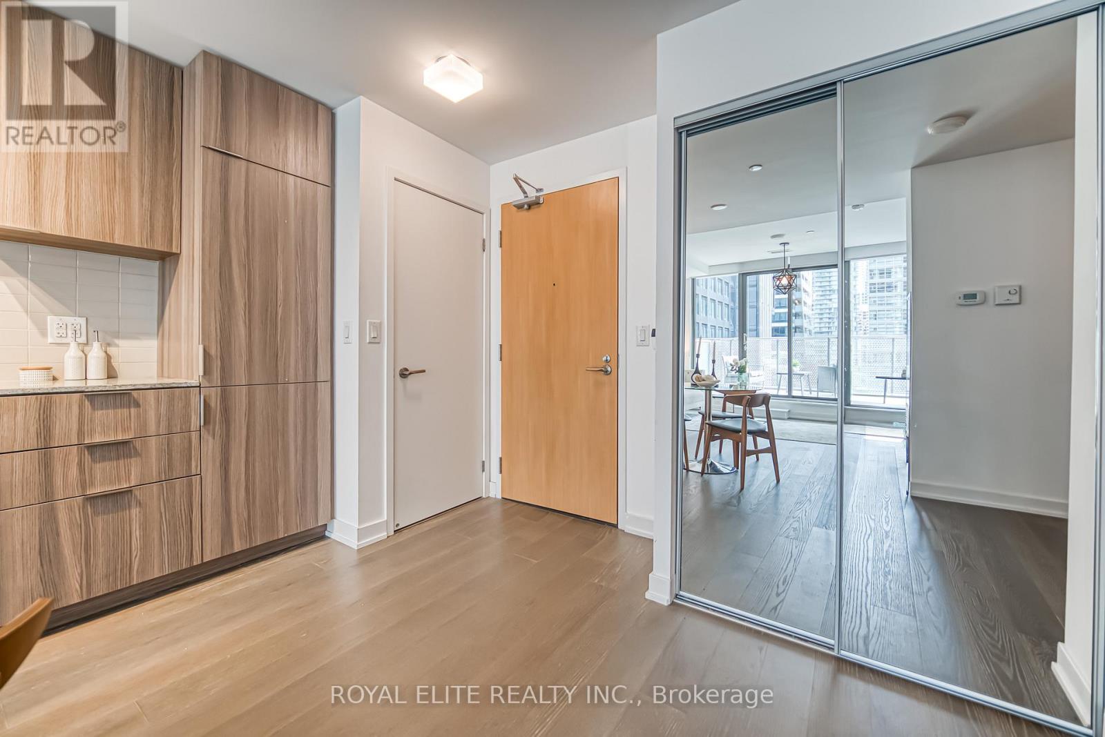 612 - 11 Wellesley Street W, Toronto (bay Street Corridor), Ontario