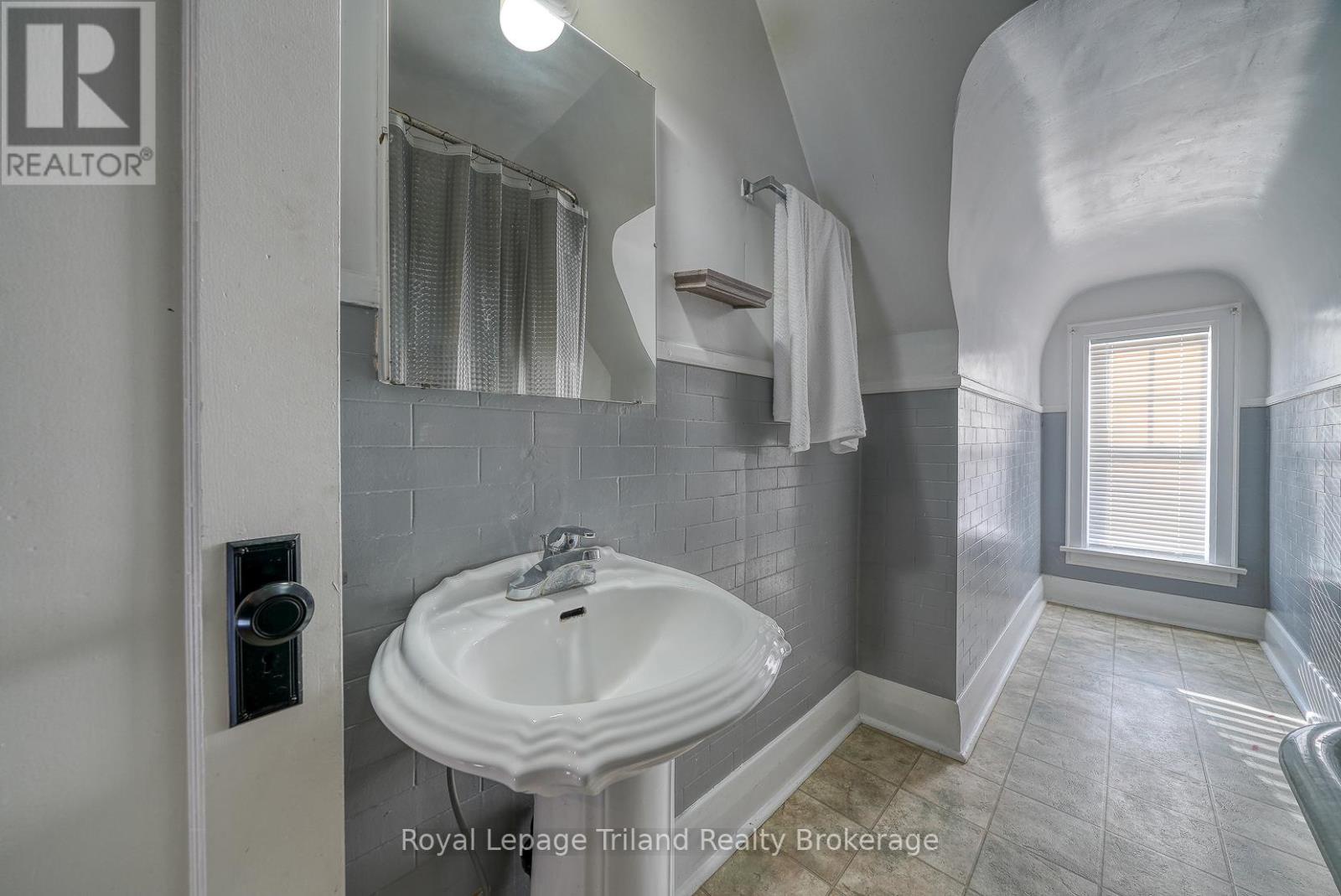 34 Concession Street W, Tillsonburg, Ontario