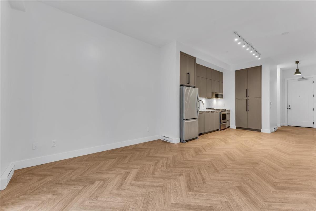 112 13929 105 Boulevard, Surrey, British Columbia