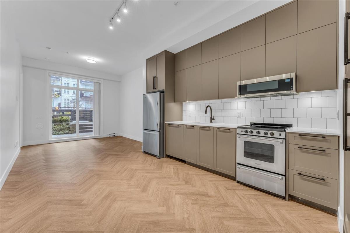 112 13929 105 Boulevard, Surrey, British Columbia