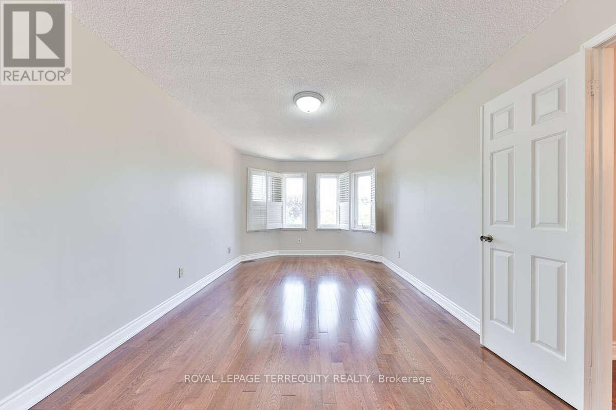 5275 Thornwood Drive, Mississauga (hurontario), Ontario