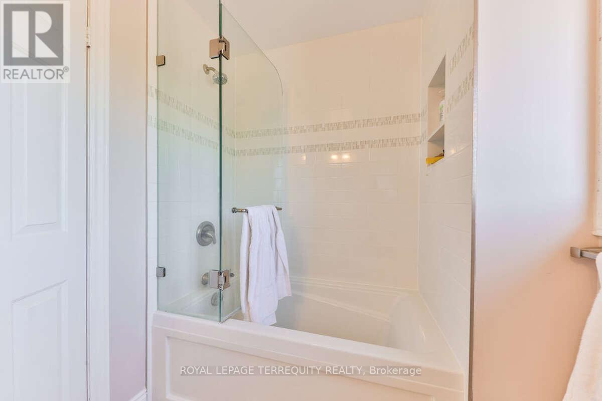 5275 Thornwood Drive, Mississauga (hurontario), Ontario