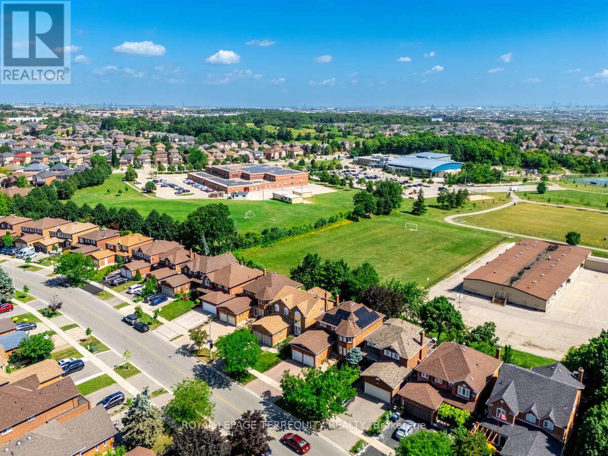 5275 Thornwood Drive, Mississauga (hurontario), Ontario