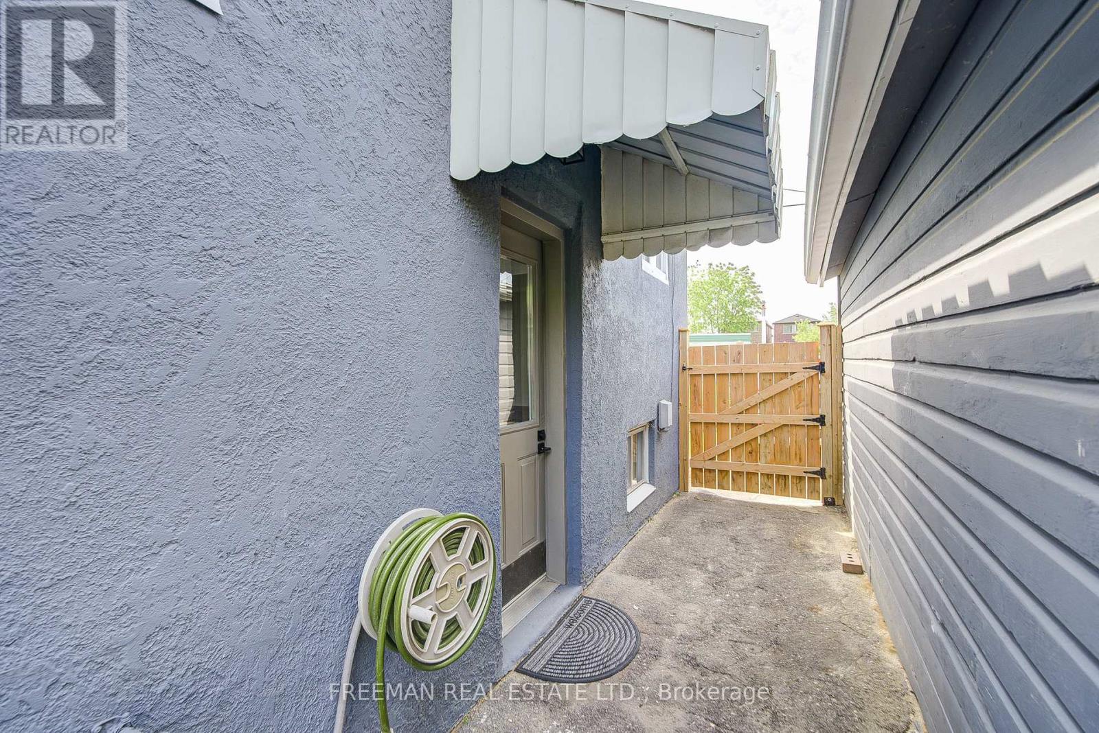 6 Lloyd George Avenue, Toronto (alderwood), Ontario