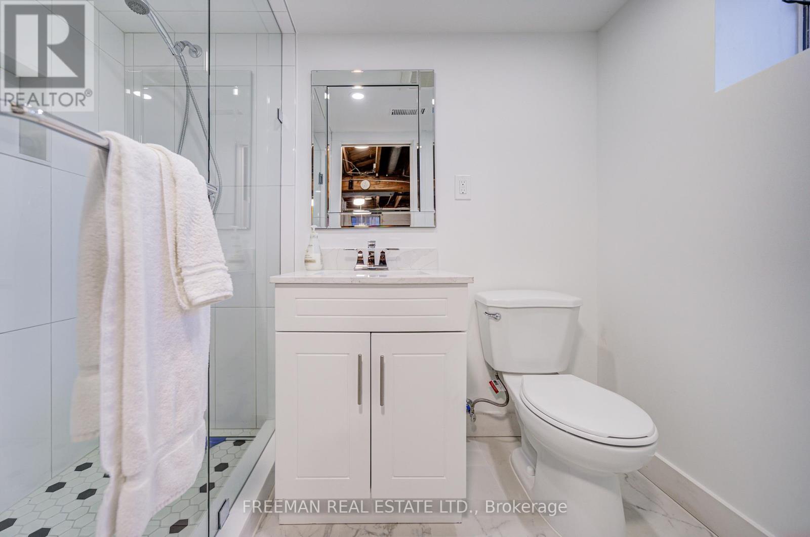 6 Lloyd George Avenue, Toronto (alderwood), Ontario