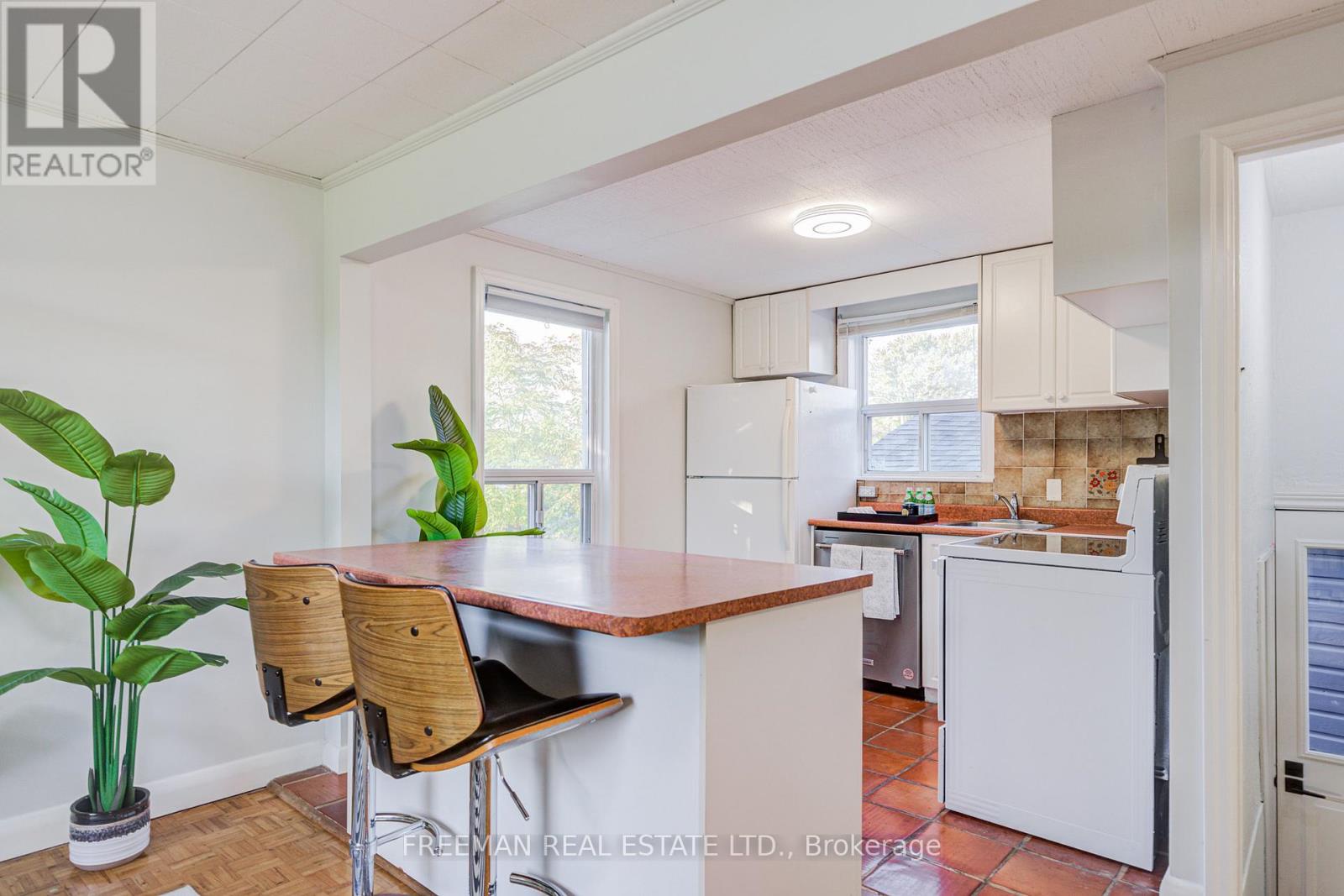 6 Lloyd George Avenue, Toronto (alderwood), Ontario