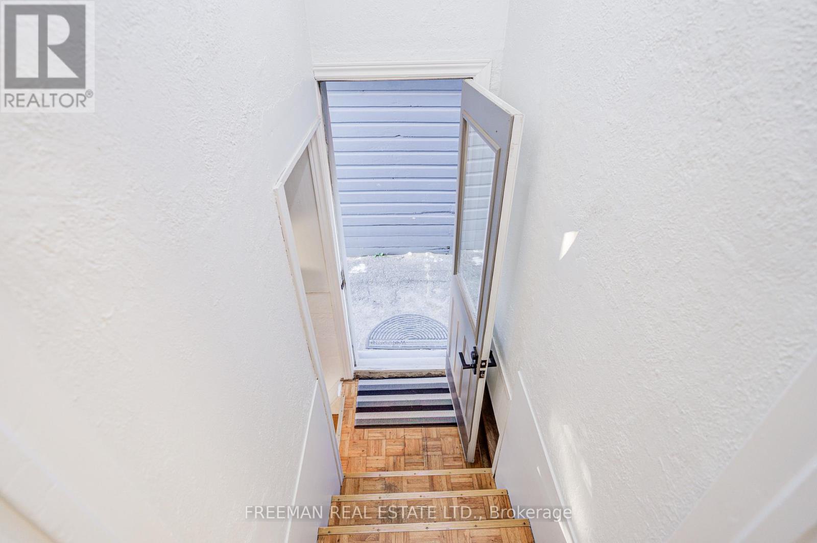 6 Lloyd George Avenue, Toronto (alderwood), Ontario